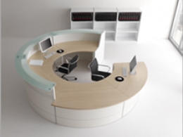 Banco reception circolare con struttura metallica.